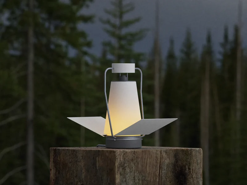Faltbare LED-Campinglaterne leuchtet warm auf einem Holzstumpf in der Dämmerung